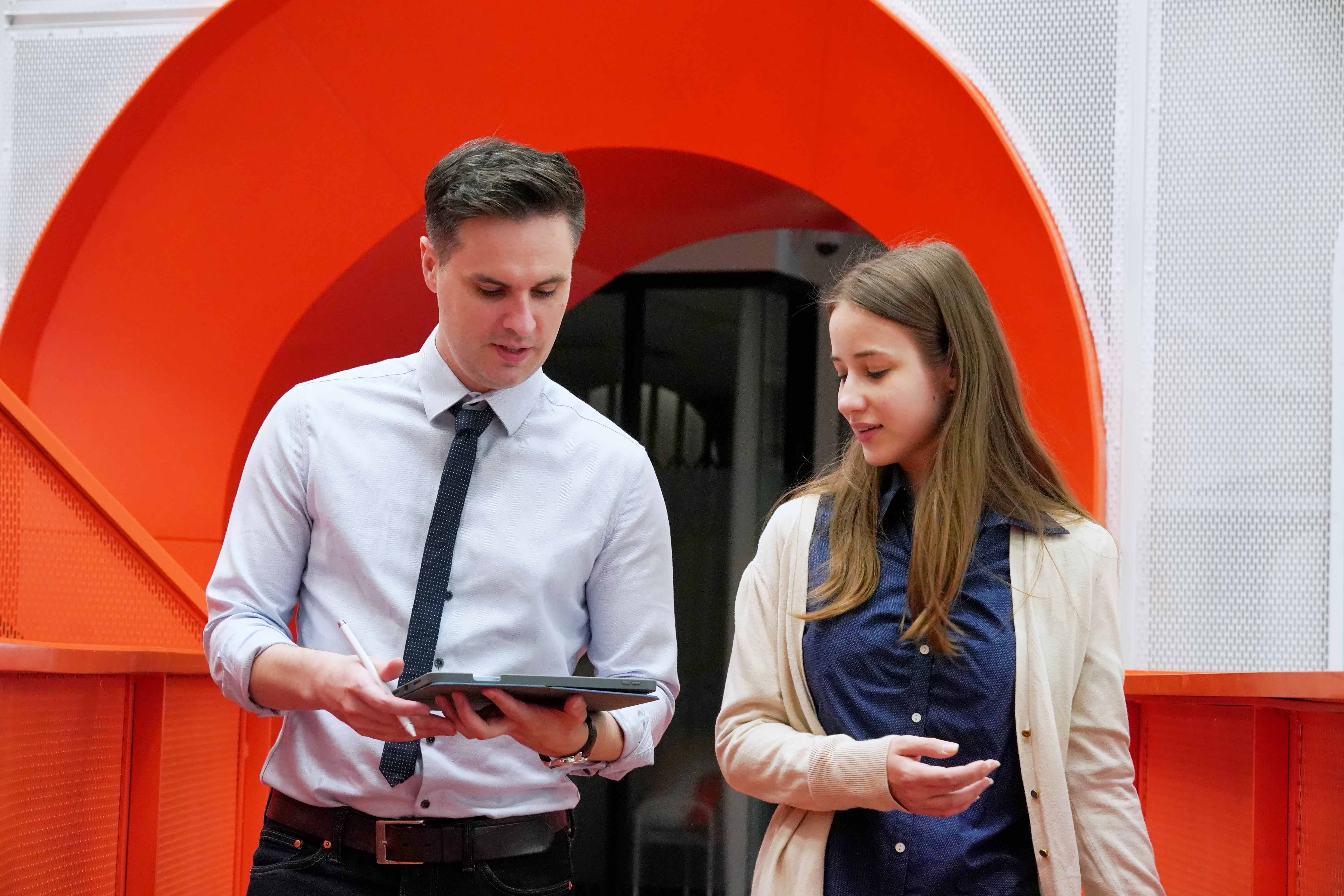 Зачем необходимо бронирование работников?